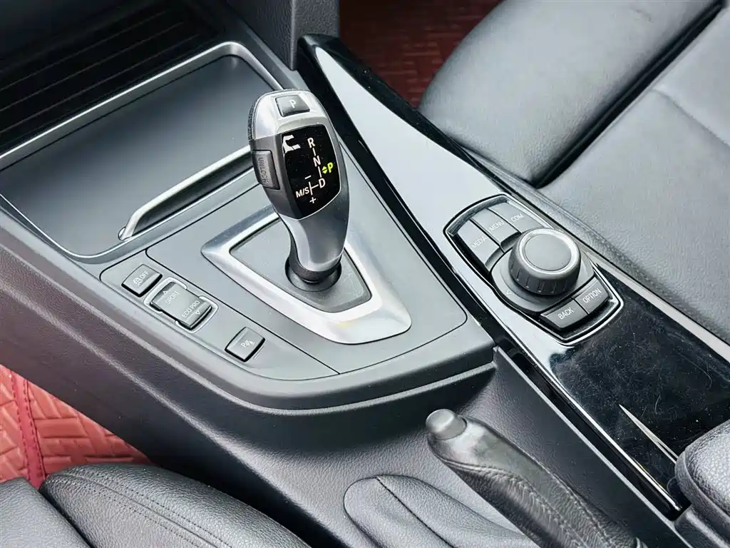 BMW 3 Series 2018 — фото 19