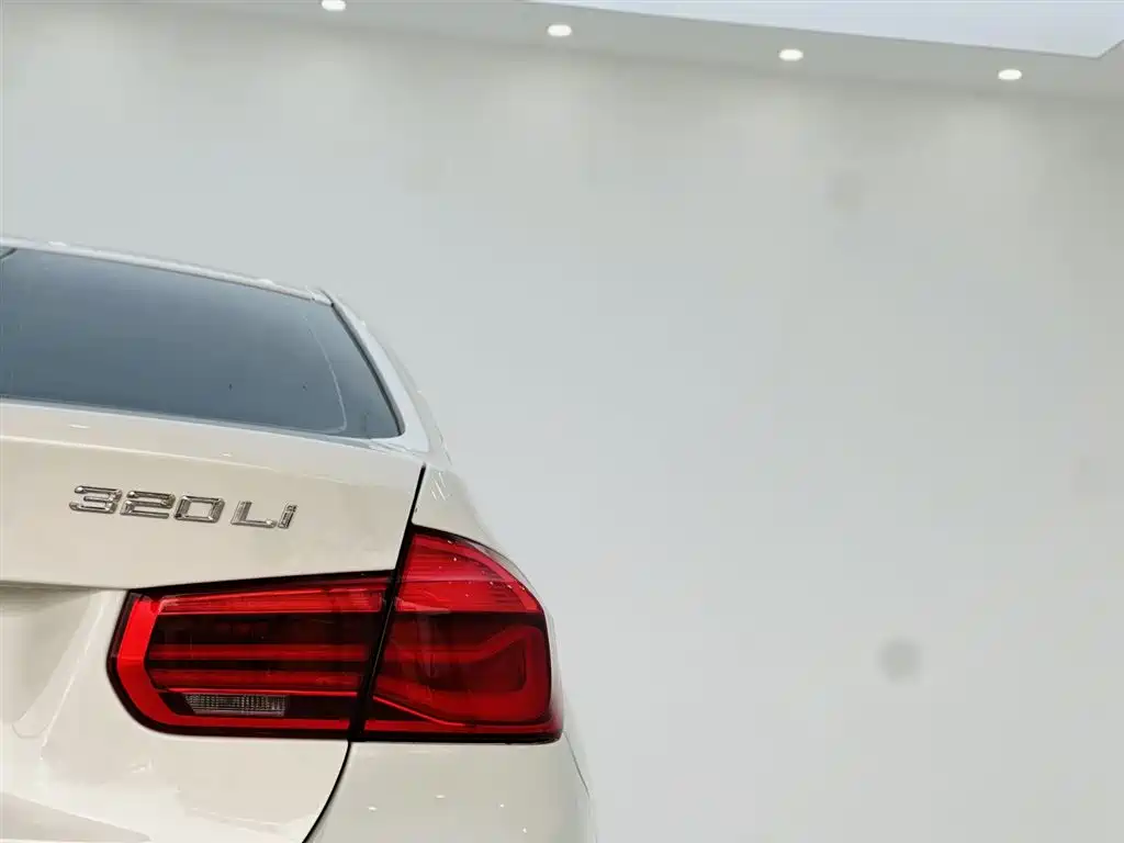 BMW 3 Series 2018 — фото 11