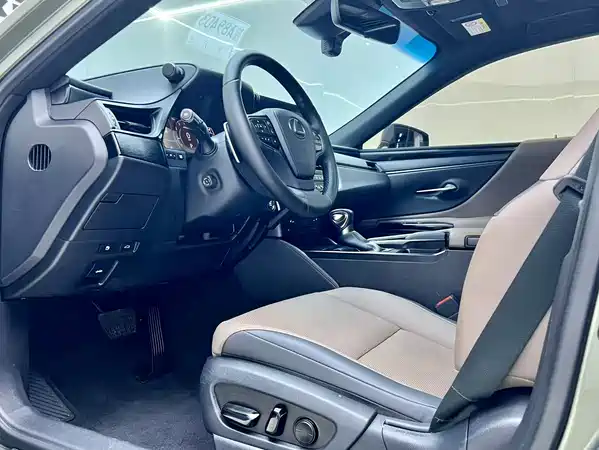 Lexus ES 2020