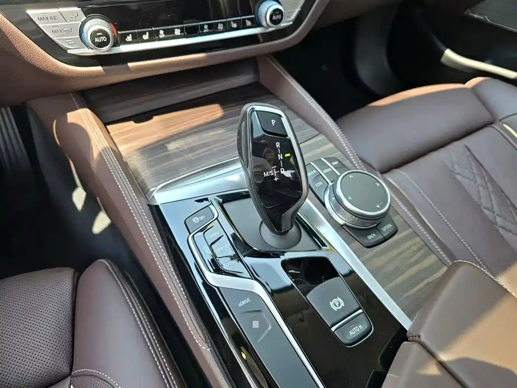 BMW 5 Series New Energy 2020 — фото 7