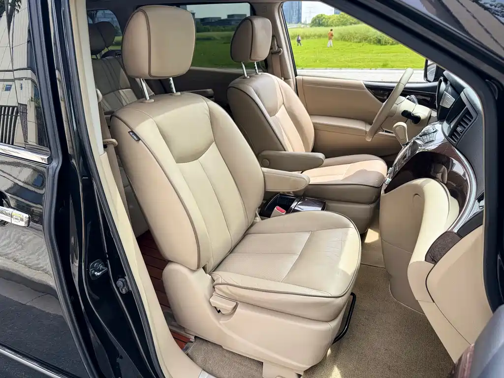 Nissan Quest 2015 — фото 14