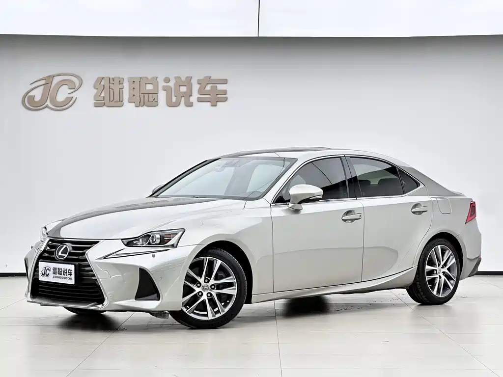 Lexus IS 2020 — фото 1