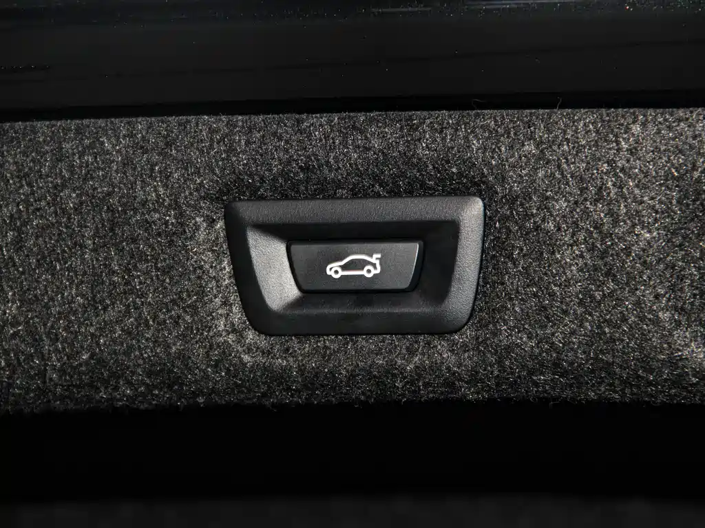 BMW 5 Series 2019 — фото 18