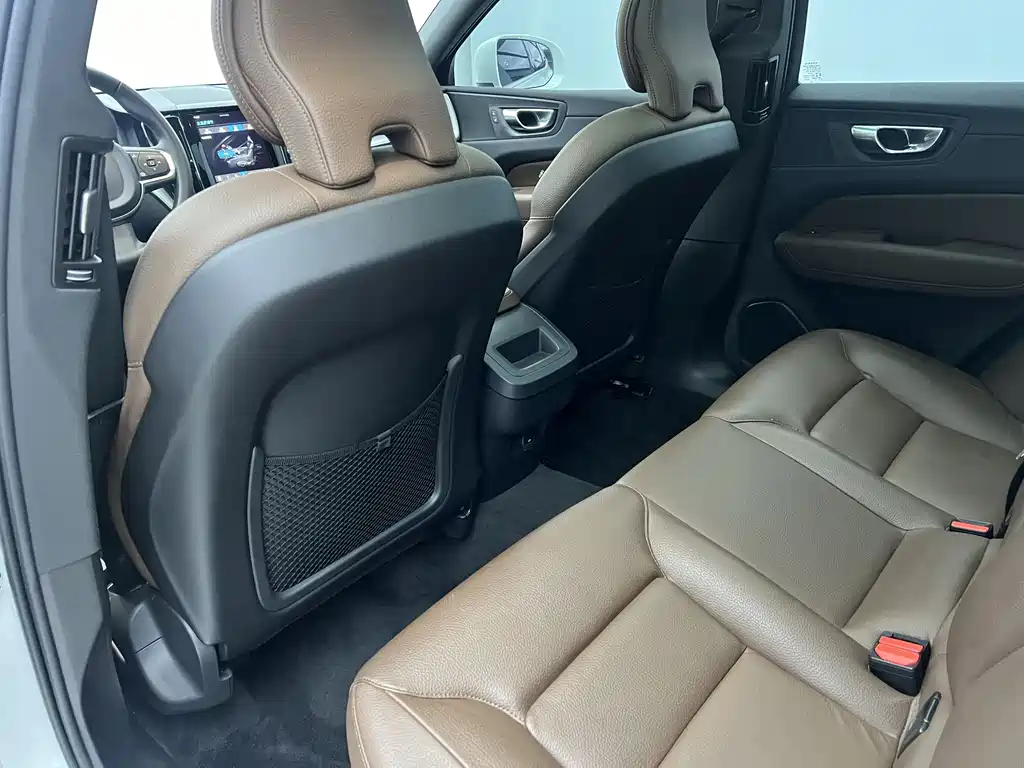 Volvo XC60 2022 — фото 16