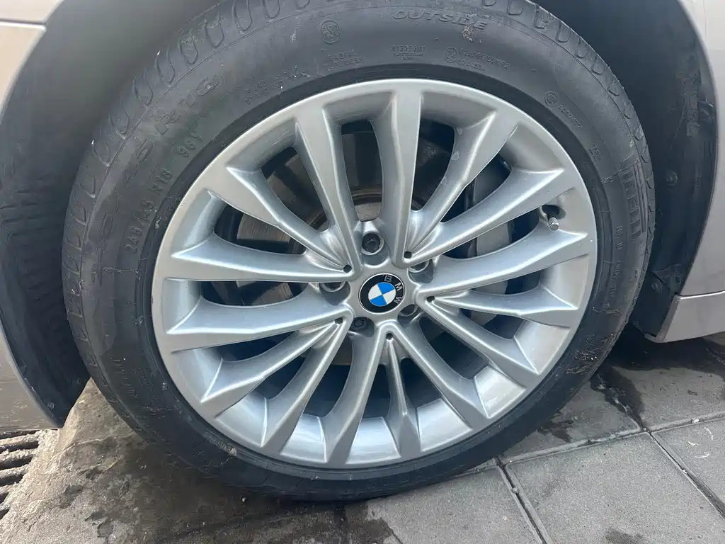 BMW 5 Series 2018 — фото 11
