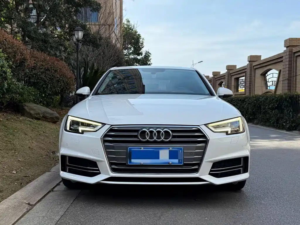 Audi A4L 2018 — фото 1