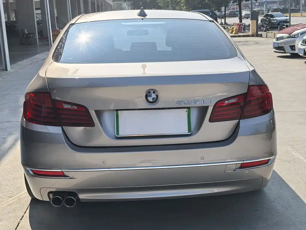 BMW 5 Series 2017 — фото 11