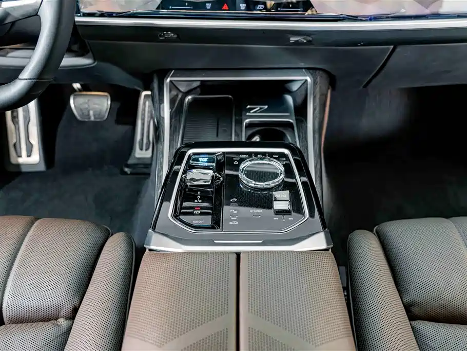 BMW i7 2025 — фото 15