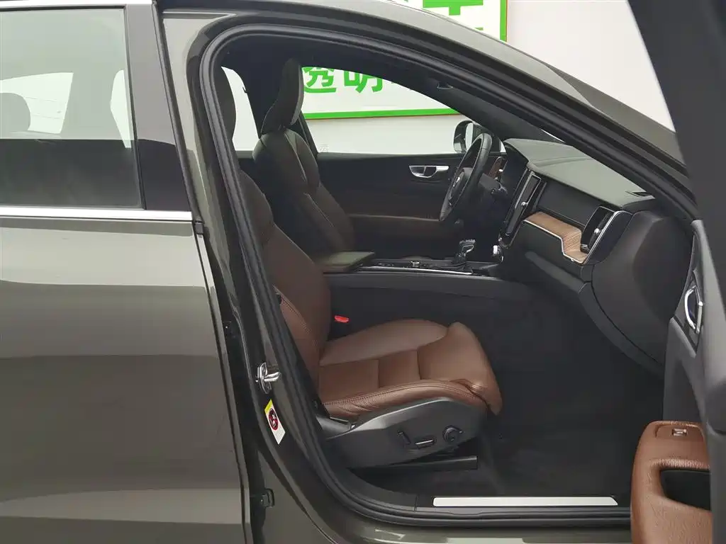 Volvo XC60 2021 — фото 23