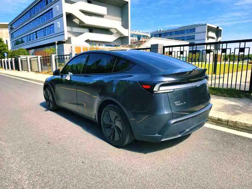 Tesla Model Y 2025 — фото 9