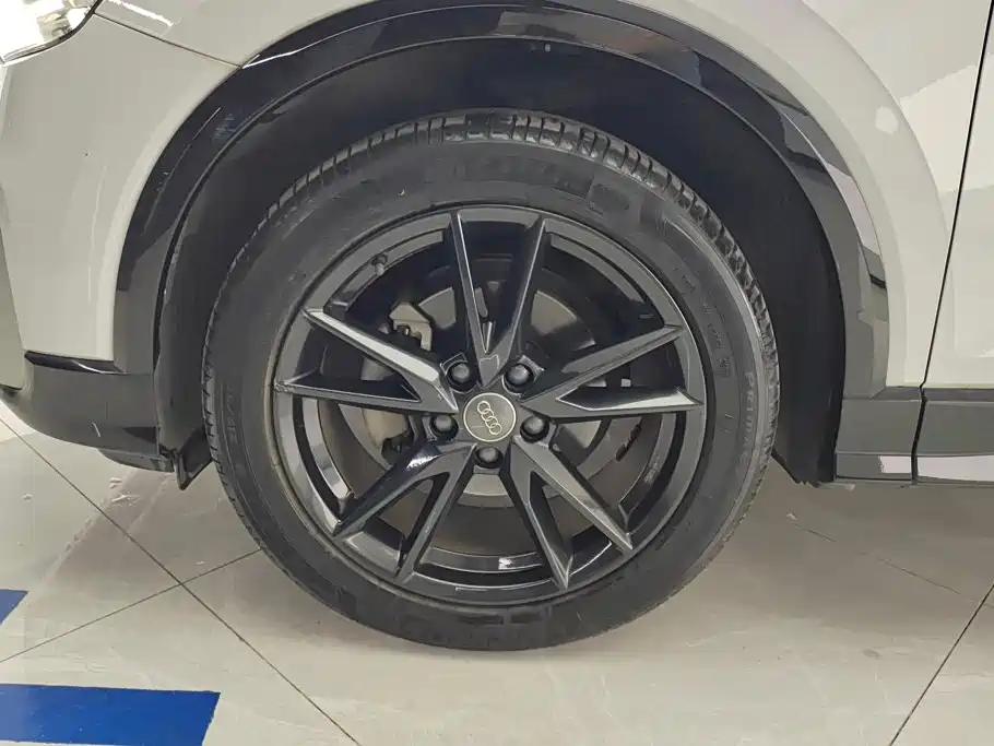 Audi Q2L 2019