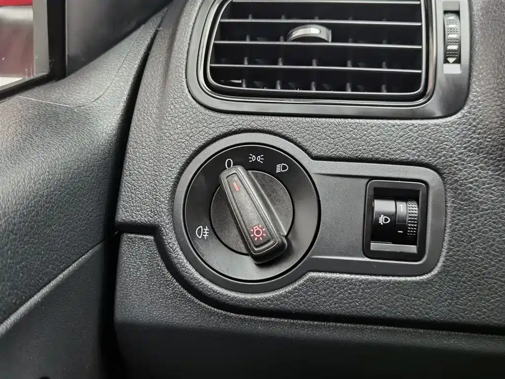 Volkswagen Polo 2015 — фото 21