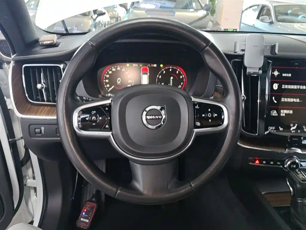 Volvo XC60 2018 — фото 11