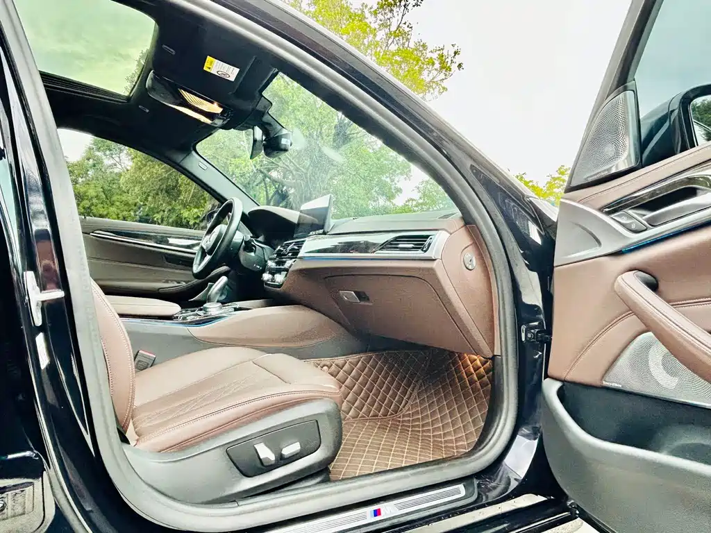 BMW 5 Series 2021 — фото 14