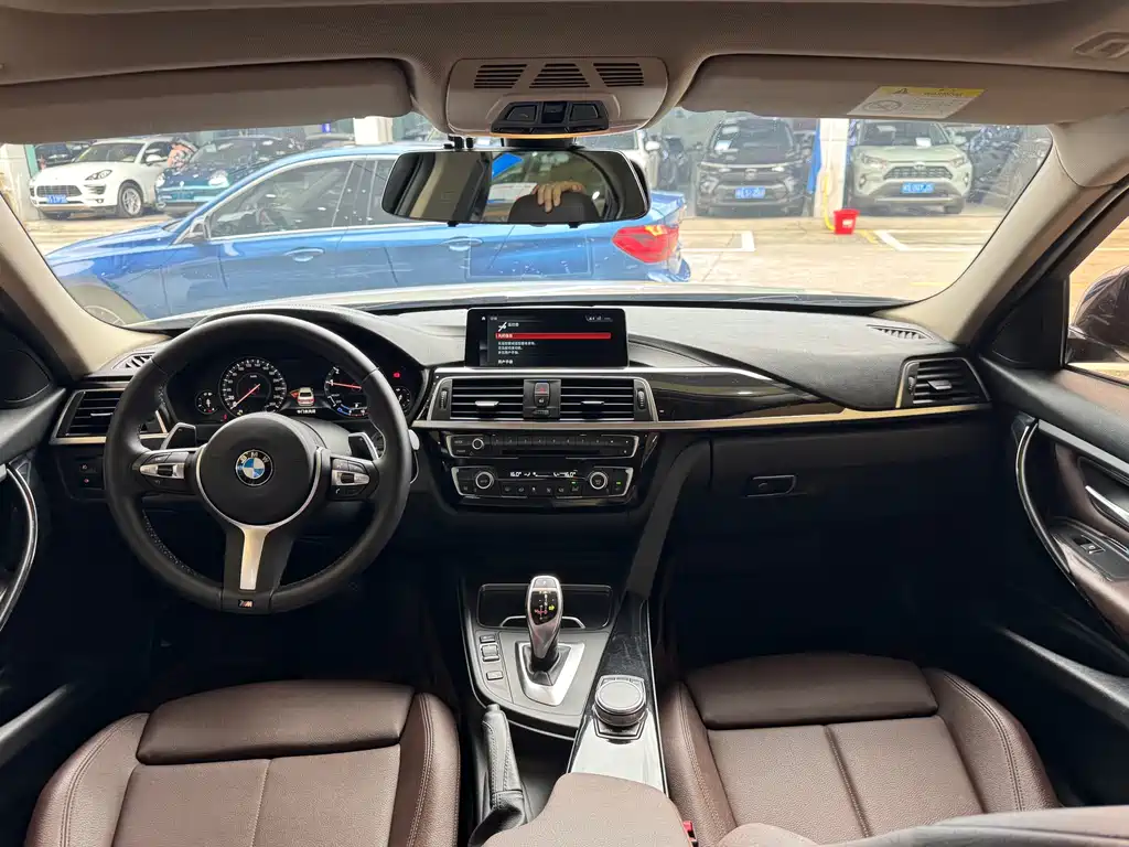 BMW 3 Series 2018 — фото 8