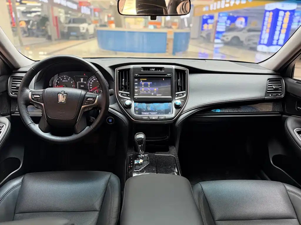 Toyota Crown 2018 — фото 10