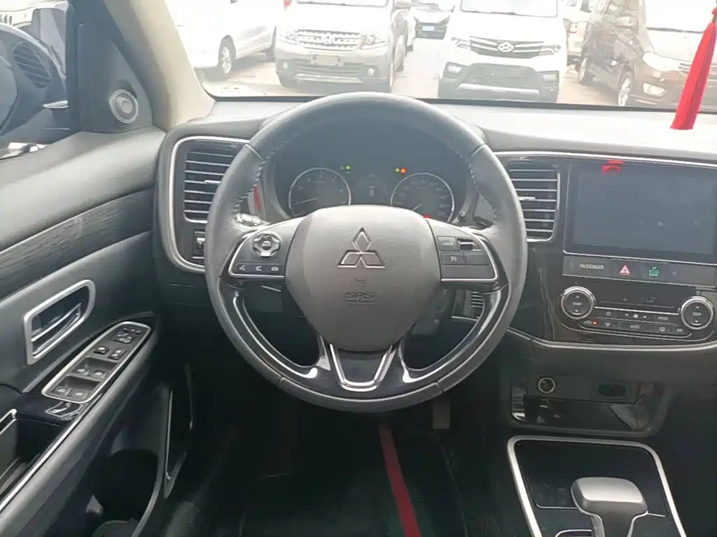 Mitsubishi Outlander 2020 — фото 11