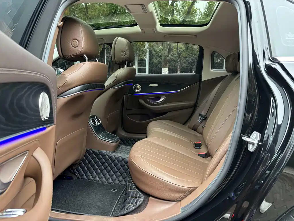 Mercedes-Benz E-Class 2023 — фото 10