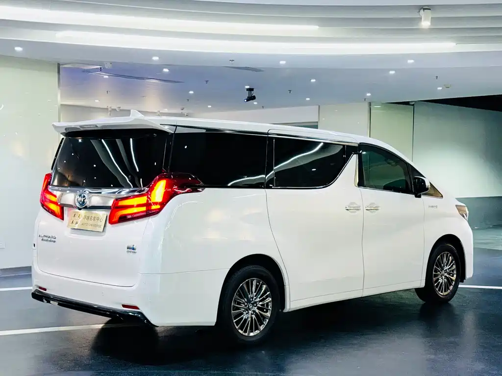 Toyota Alphard 2022 — фото 6