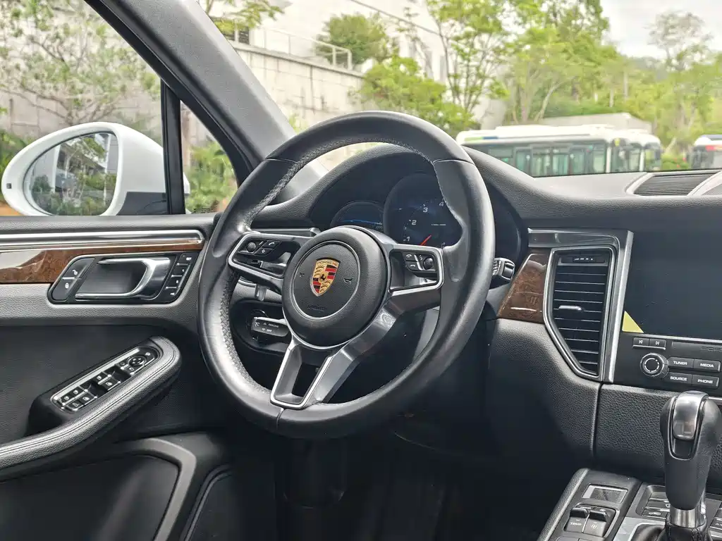 Porsche Macan 2017 — фото 10