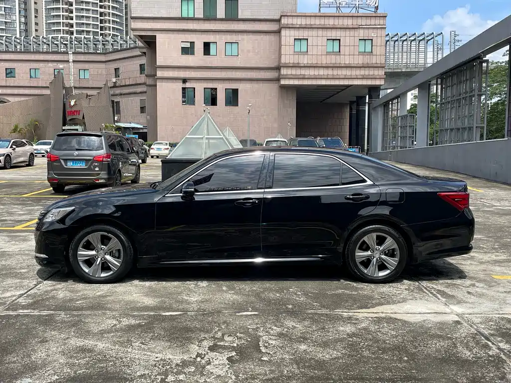 Toyota Crown 2017 — фото 13