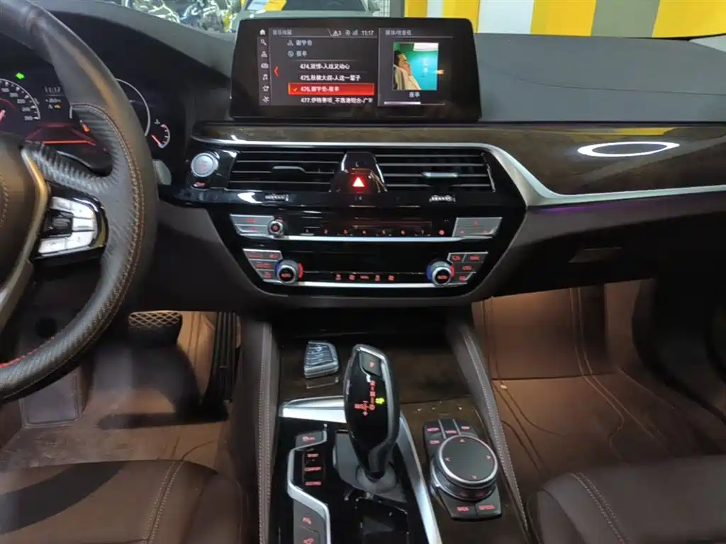 BMW 5 Series 2019 — фото 13