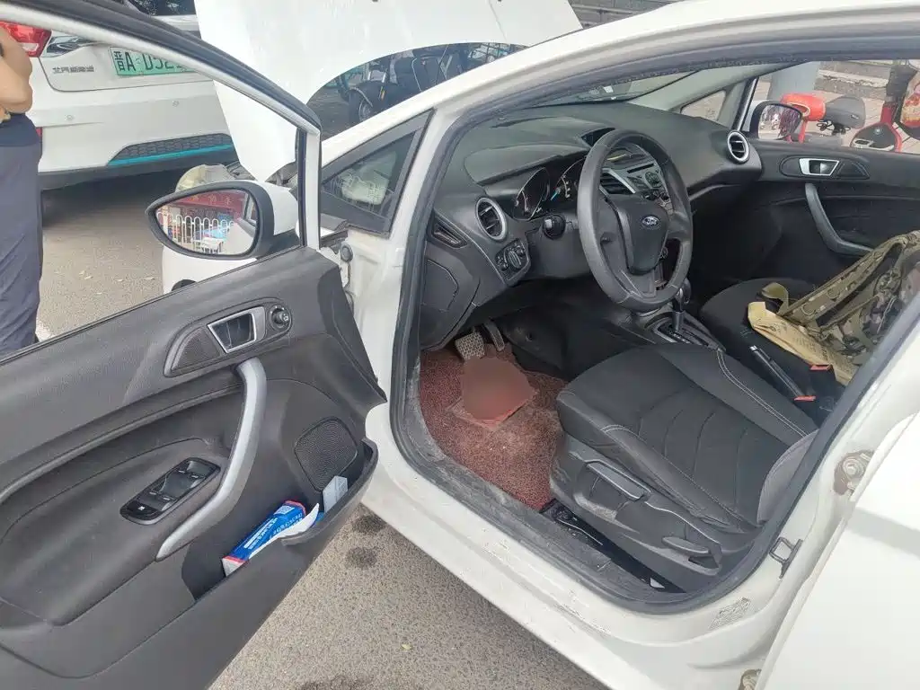 Ford Fiesta 2015 — фото 17