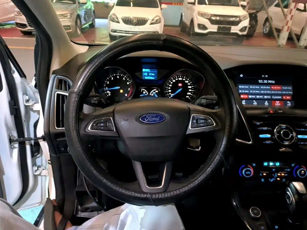 Ford Focus 2017 — фото 10