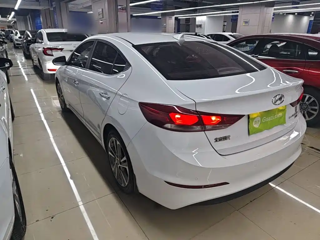Hyundai Elantra 2018 — фото 5