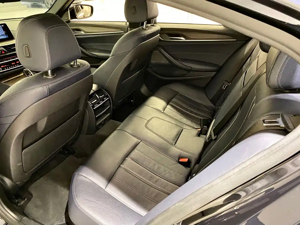 BMW 5 Series 2018 — фото 15