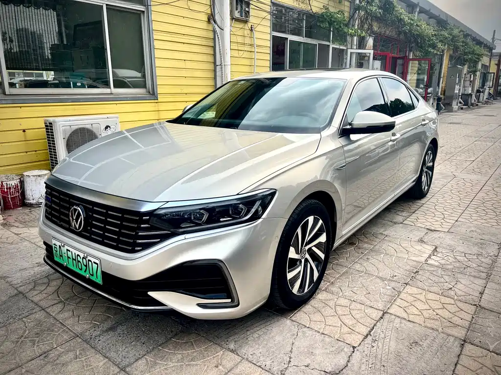 Volkswagen Passat PHEV 2022 — фото 1