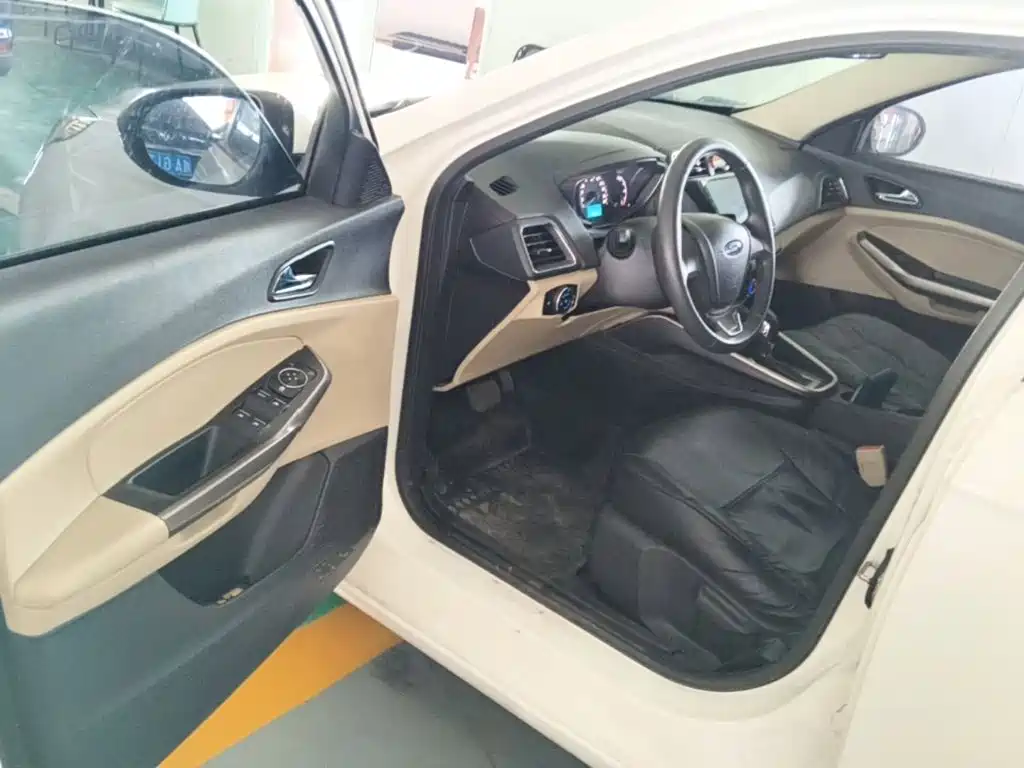 Ford Escort 2015 — фото 16