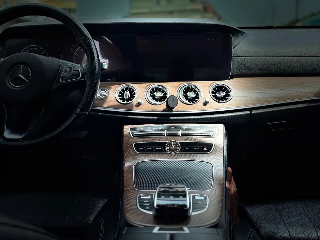 Mercedes-Benz E-Class 2018 — фото 15