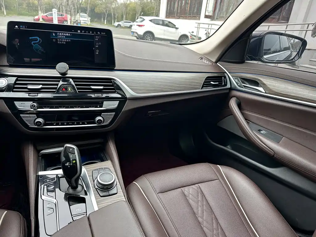 BMW 5 Series New Energy 2022 — фото 15