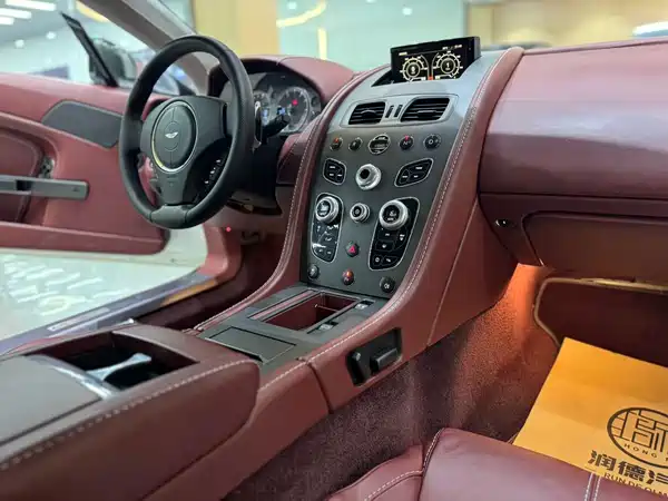 Aston Martin V8 Vantage 2015