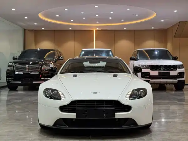 Aston Martin V8 Vantage 2015