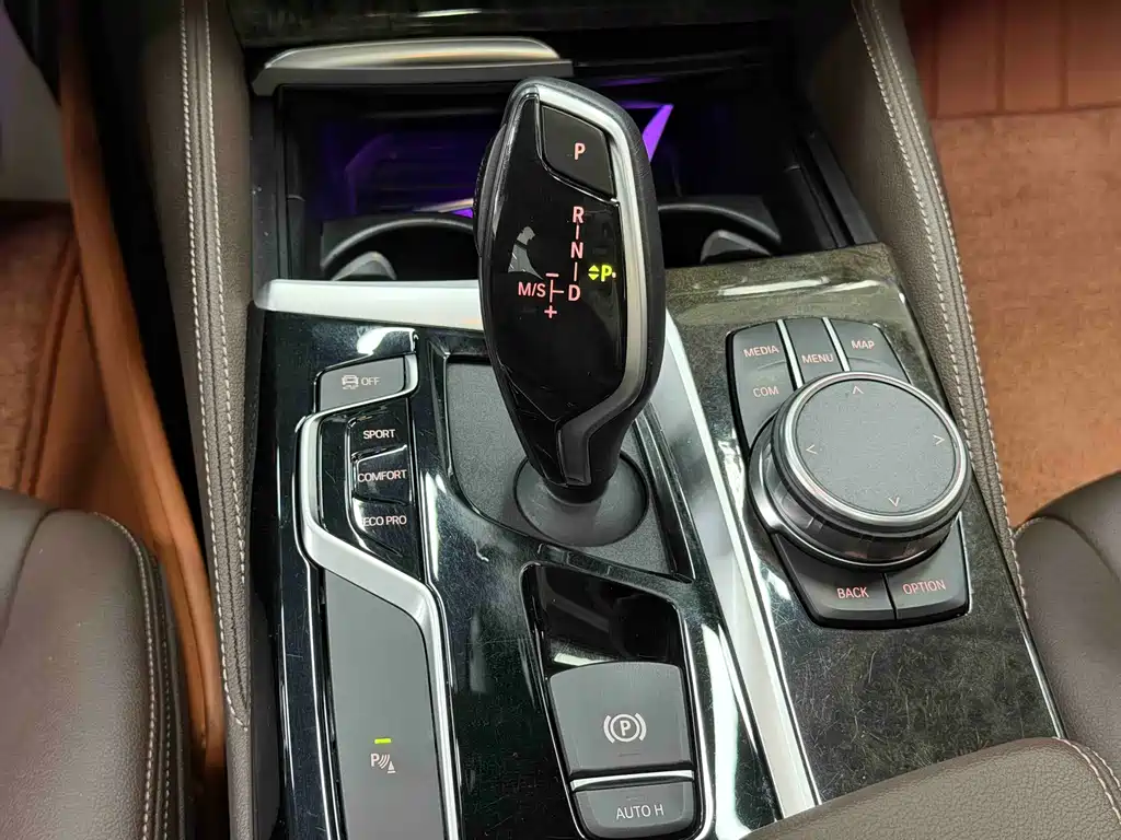 BMW 5 Series 2019 — фото 13