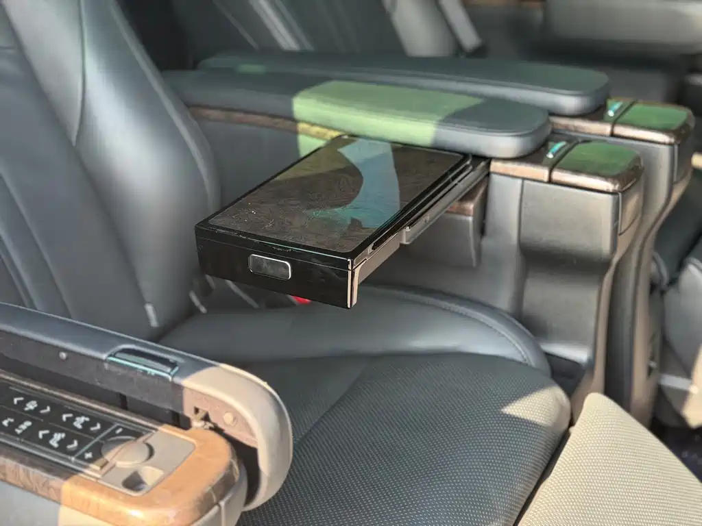 Toyota Vellfire 2023 — фото 18
