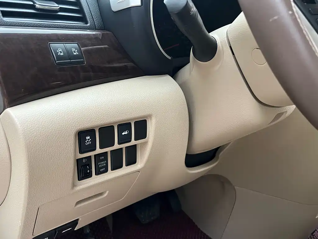 Nissan Quest 2014 — фото 18