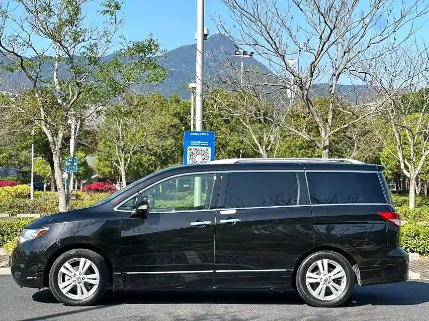 Nissan Quest 2018 — фото 3