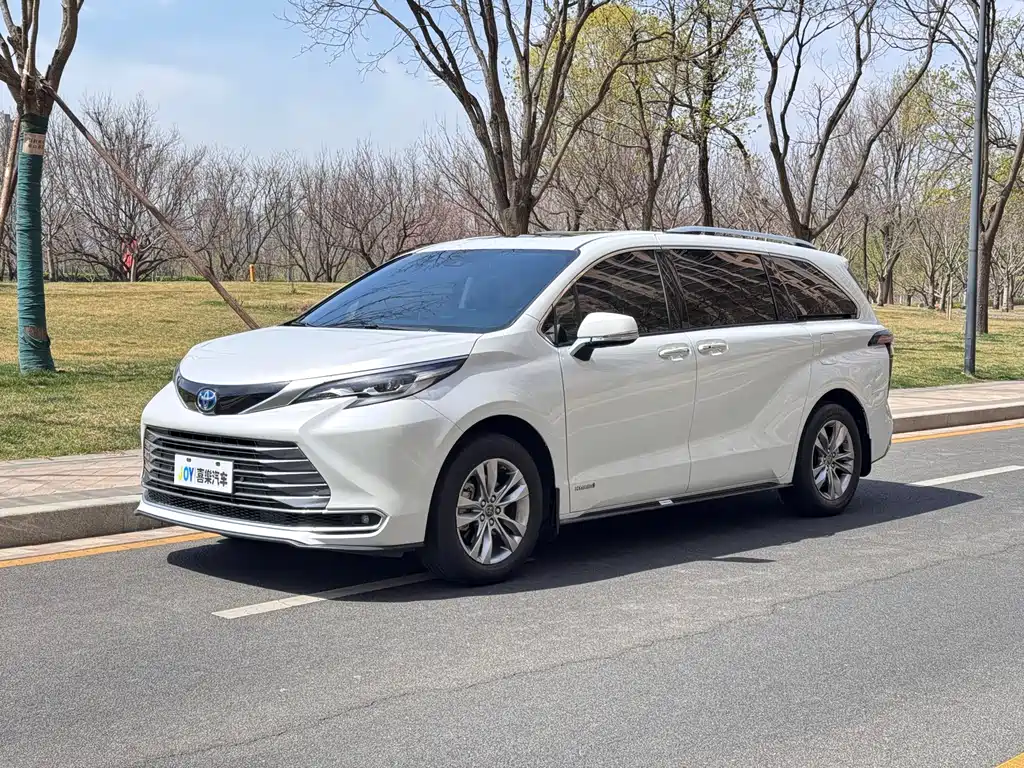 Toyota Sienna 2022 — фото 1