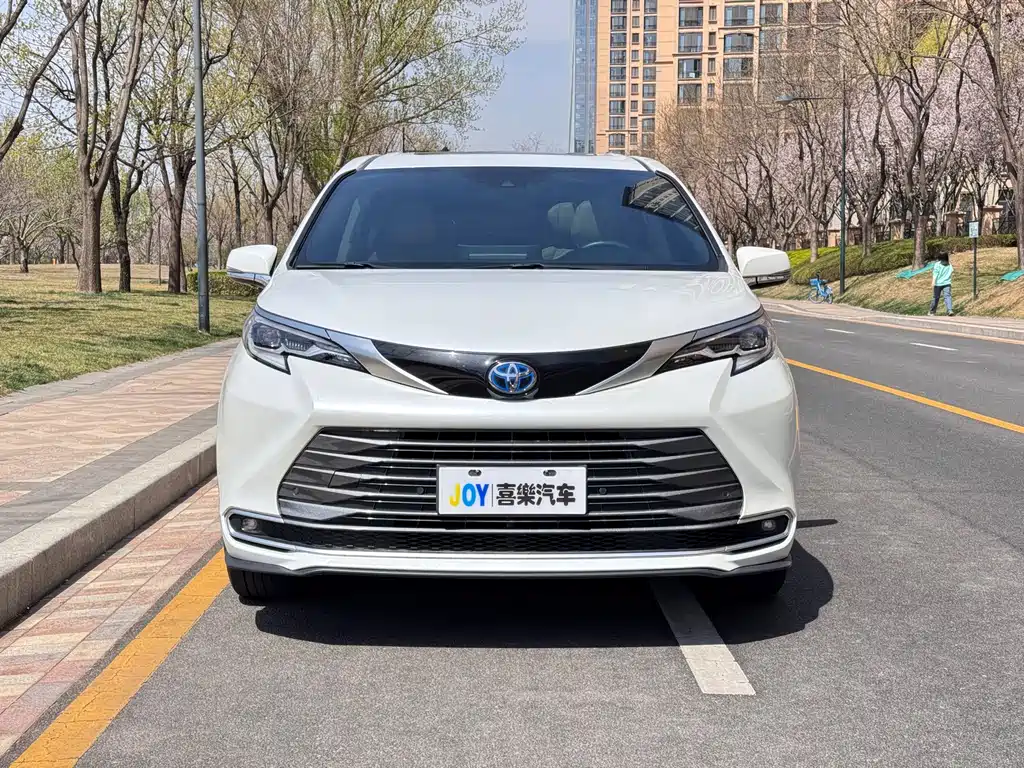 Toyota Sienna 2022 — фото 2