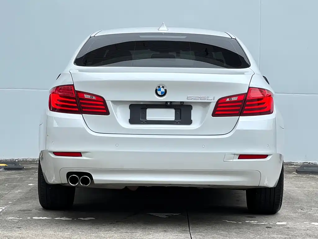 BMW 5 Series 2016 — фото 11