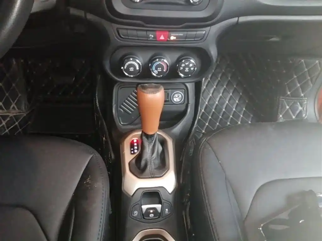 Jeep Renegade 2017 — фото 14