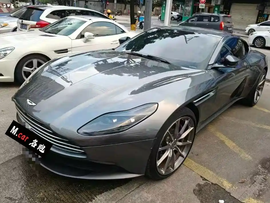 Aston Martin DB11 2020 — фото 16