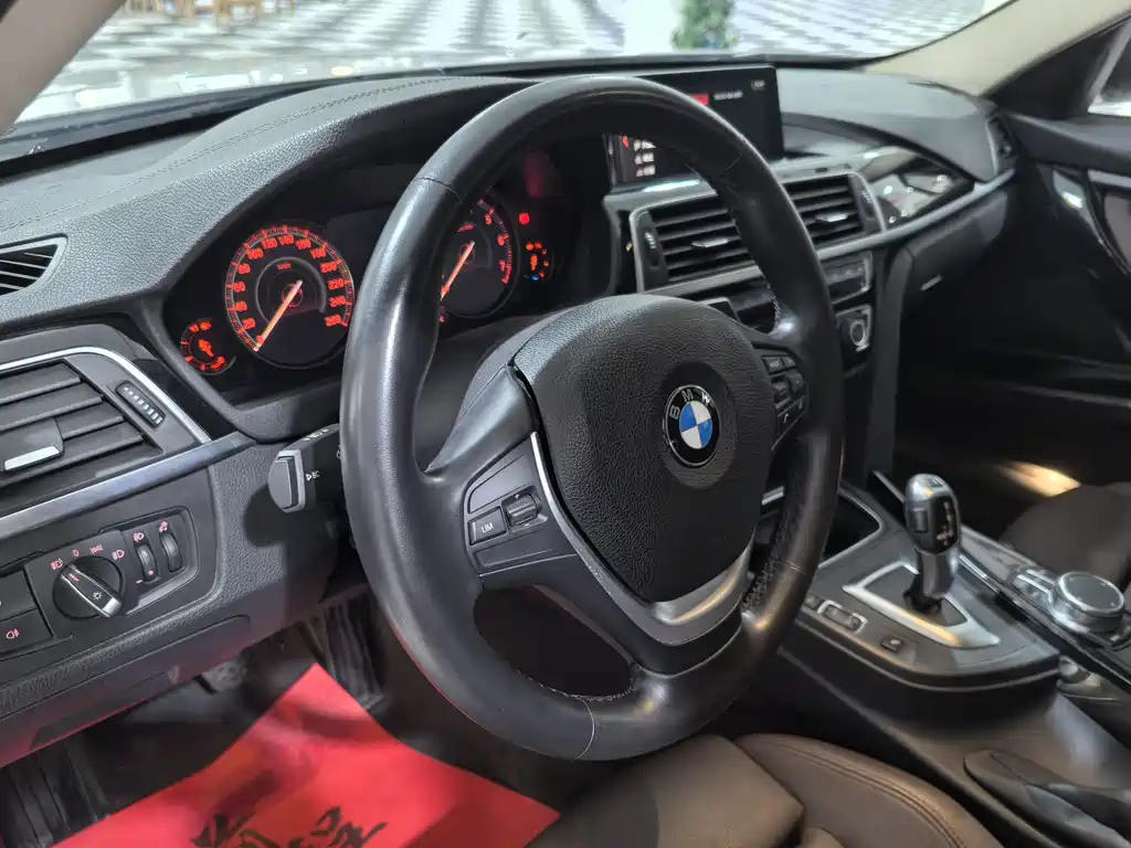 BMW 3 Series 2019 — фото 14