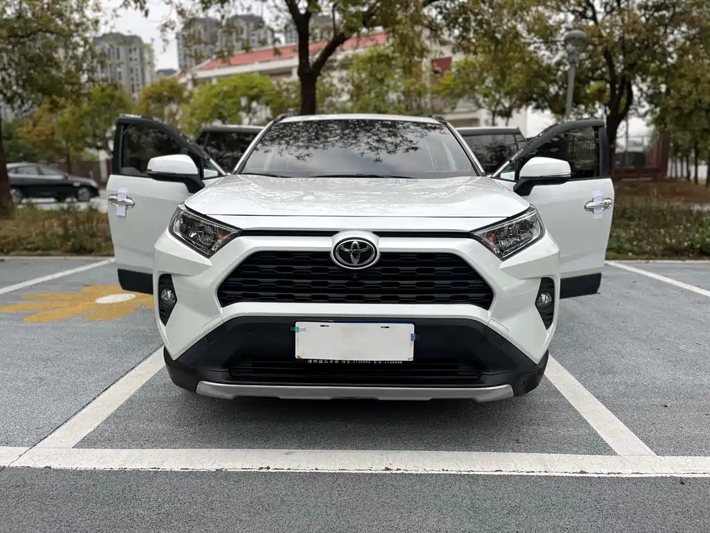 Toyota RAV4 2022 — фото 2