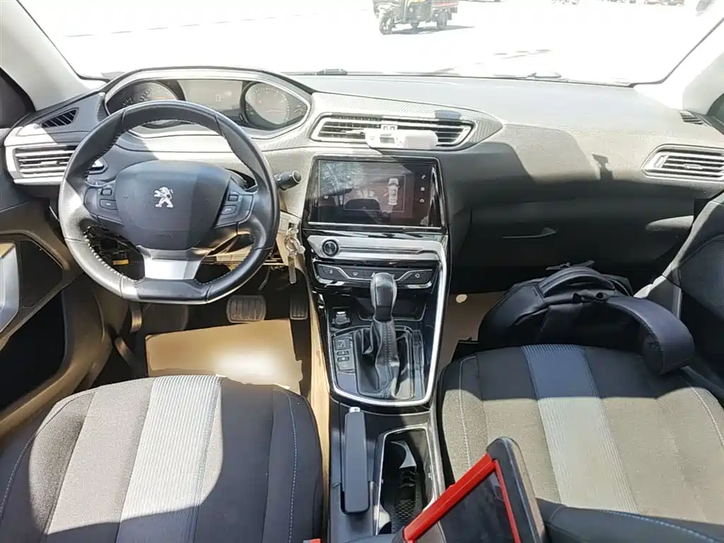 Peugeot 308 2018 — фото 10