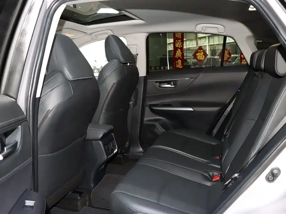 Toyota Venza 2024 — фото 11