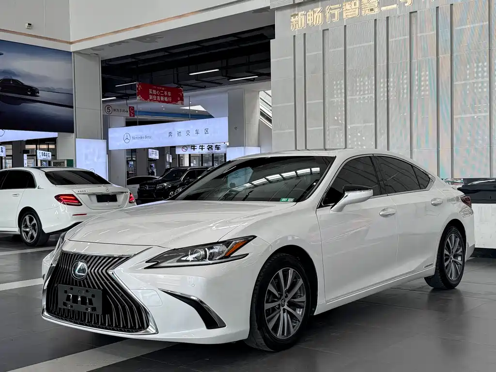 Lexus ES 2018 — фото 1
